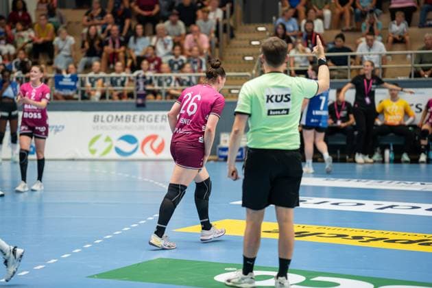 HSG Blomberg Lippe GER vs TUS Metzingen GER , Handball, 1 Handball Bundesliga Frauen, 2 Spieltag, 06 09 2025, Saision 2025 2026, Blomberg Svenja Huebner TUS Metzingen, 26 erhaelt von Leonard Bona Schiedsrichter eine 2 Minuten Penalty Blomberg Sporthalle an der Ulmenallee Germany