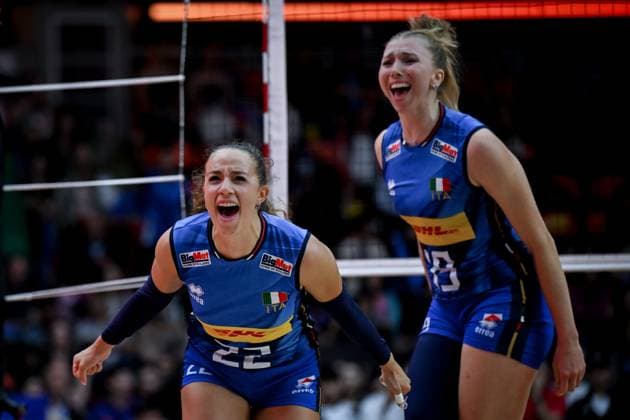 Italy v Brazil - FIVB Women’s World Volleyball Championship BANGKOK, THAILAND - SEPTEMBER 06: Gaia Giovannini (22) and Sarah Luisa Fahr (19) of Italy celebrate after scoring a point during the FIVB Women’s Volleyball World Championship, WM, Weltmeisterschaft semi-final match between Italy and Brazil at Huamark Indoor Stadium in Bangkok, Thailand, on September 06, 2025. Mustafa Hatipoglu Anadolu Banghok Thailand. Editorial use only. Please get in touch for any other usage.  Copyright: x2025xAnadoluxMustafaxHatipoglux