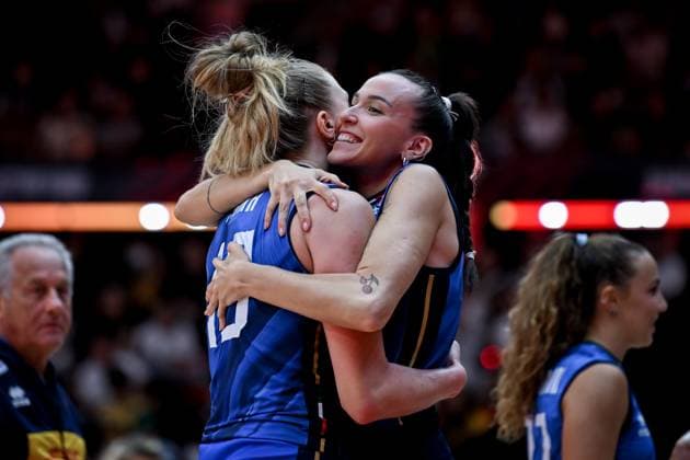 Italy v Brazil - FIVB Women’s World Volleyball Championship BANGKOK, THAILAND - SEPTEMBER 06: Sarah Luisa Fahr (19) and Yasmina Akrari (25) of Italy celebrate their victory at the end of he FIVB Women’s Volleyball World Championship, WM, Weltmeisterschaft semi-final match between Italy and Brazil at Huamark Indoor Stadium in Bangkok, Thailand, on September 06, 2025. Mustafa Hatipoglu Anadolu Banghok Thailand. Editorial use only. Please get in touch for any other usage.  Copyright: x2025xAnadoluxMustafaxHatipoglux