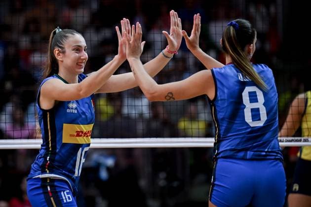 Italy v Brazil - FIVB Women’s World Volleyball Championship BANGKOK, THAILAND - SEPTEMBER 06: Stella Nervini (16) and Alessia Orro (8) of Italy celebrate after scoring a point during the FIVB Women’s Volleyball World Championship, WM, Weltmeisterschaft semi-final match between Italy and Brazil at Huamark Indoor Stadium in Bangkok, Thailand, on September 06, 2025. Mustafa Hatipoglu Anadolu Banghok Thailand. Editorial use only. Please get in touch for any other usage.  Copyright: x2025xAnadoluxMustafaxHatipoglux