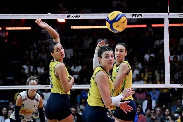 Italy v Brazil - FIVB Women’s World Volleyball Championship BANGKOK, THAILAND - SEPTEMBER 06: Julia Gambatto Kudiess (L), Rosamaria Montibeller (C) and Roberta Silva Ratzke (R) of Brazil gesture during the FIVB Women’s Volleyball World Championship, WM, Weltmeisterschaft semi-final match between Italy and Brazil at Huamark Indoor Stadium in Bangkok, Thailand, on September 06, 2025. Mustafa Hatipoglu Anadolu Banghok Thailand. Editorial use only. Please get in touch for any other usage.  Copyright: x2025xAnadoluxMustafaxHatipoglux