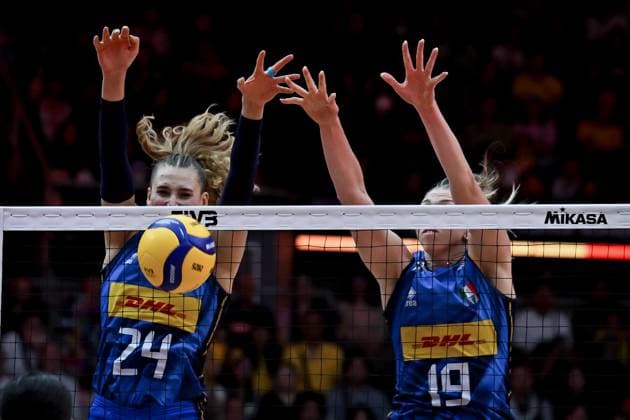 Italy v Brazil - FIVB Women’s World Volleyball Championship BANGKOK, THAILAND - SEPTEMBER 06: Ekaterina Antropova (24) and Sarah Luisa Fahr (19) of Italy in action during the FIVB Women’s Volleyball World Championship, WM, Weltmeisterschaft semi-final match between Italy and Brazil at Huamark Indoor Stadium in Bangkok, Thailand, on September 06, 2025. Mustafa Hatipoglu Anadolu Banghok Thailand. Editorial use only. Please get in touch for any other usage.  Copyright: x2025xAnadoluxMustafaxHatipoglux