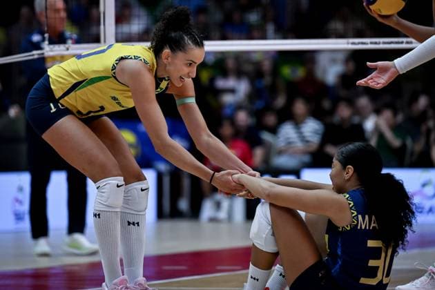 Italy v Brazil - FIVB Women’s World Volleyball Championship BANGKOK, THAILAND - SEPTEMBER 06: Gabriela Braga Guimaraes (10) and Arruda Mattos da Silva (30) of Brazil gesture during the FIVB Women’s Volleyball World Championship, WM, Weltmeisterschaft semi-final match between Italy and Brazil at Huamark Indoor Stadium in Bangkok, Thailand, on September 06, 2025. Mustafa Hatipoglu Anadolu Banghok Thailand. Editorial use only. Please get in touch for any other usage.  Copyright: x2025xAnadoluxMustafaxHatipoglux