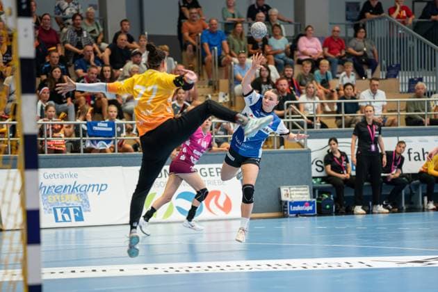 HSG Blomberg Lippe GER vs TUS Metzingen GER , Handball, 1 Handball Bundesliga Women, 2 Matchday, 06 09 2025, Season 2025 2026, Blomberg Elin Magnusdottir HSG Blomberg Lippe, 33 in goal throw against Sara Suba TUS Metzingen, 77 Blomberg Sporthalle an der Ulmenallee Germany