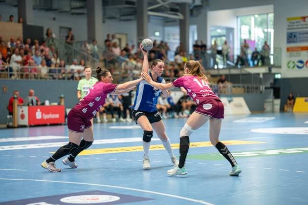 HSG Blomberg Lippe GER vs TUS Metzingen GER , Handball, 1 Handball Bundesliga Women, 2 Matchday, 06 09 2025, Season 2025 2026, Blomberg Andrea Jacobsen HSG Blomberg Lippe, 04 vs Klara Schlegel TUS Metzingen, 14 left Blomberg Sporthalle an der Ulmenallee Germany