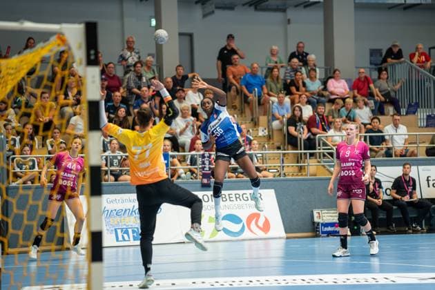 HSG Blomberg Lippe GER vs TUS Metzingen GER , Handball, 1 Handball Bundesliga Women, 2 Matchday, 06 09 2025, Season 2025 2026, Blomberg Farrelle Njinkeu HSG Blomberg Lippe, 55 in goal throw against Sara Suba TUS Metzingen, 77 Blomberg Sporthalle an der Ulmenallee Germany