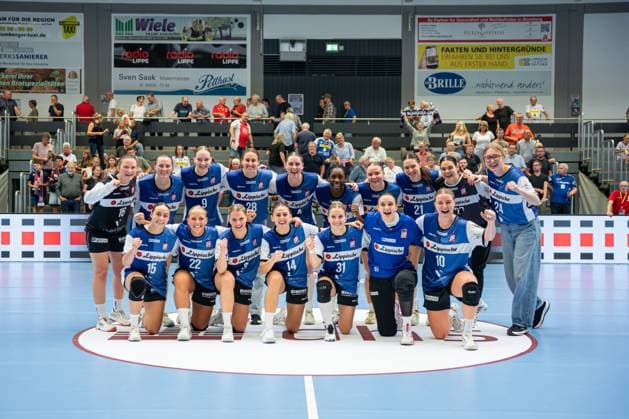 HSG Blomberg Lippe GER vs TUS Metzingen GER , Handball, 1 Handball Bundesliga Women, 2 Matchday, 06 09 2025, Season 2025 2026, Blomberg The players of HSG Blomberg Lippe GER cheer after the victory against TUS Metzingen GER Blomberg Sporthalle an der Ulmenallee Germany