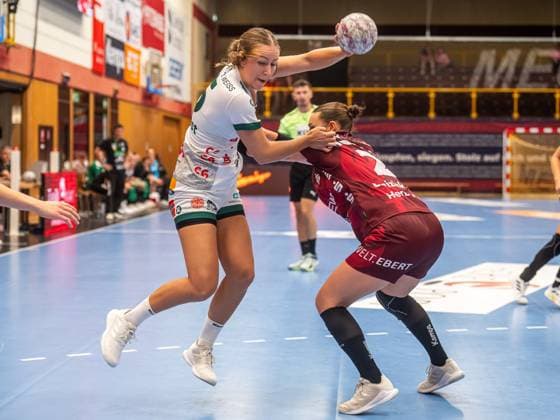 Ann Kynast Frisch Auf Women, 05 in duel with Mareike Thomaier HSG Bensheim Auerbach, 02 , HSG Bensheim Auerbach vs Frisch Auf Goeppingen, Handball, 1 Bundesliga, Season 2025 2026, 06 09 2025 HSG Bensheim Auerbach vs Frisch Auf Goeppingen, Handball, 1 Bundesliga, Season 2025 2026, 06 09 2025 Bensheim Copyright: xMichaelxSchmidt Eibner-Pressefotx EP_MST