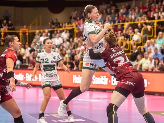 Luisa Scherer Frisch Auf Frauen, 24 throws, pressed by Meike Schmelzer HSG Bensheim Auerbach, 24 , from the back, HSG Bensheim Auerbach vs Frisch Auf Goeppingen, Handball, 1 Bundesliga, Season 2025 2026, 06 09 2025 HSG Bensheim Auerbach vs Frisch Auf Goeppingen, Handball, 1 Bundesliga, Season 2025 2026, 06 09 2025 Bensheim Copyright: xMichaelxSchmidt Eibner-Pressefotx EP_MST