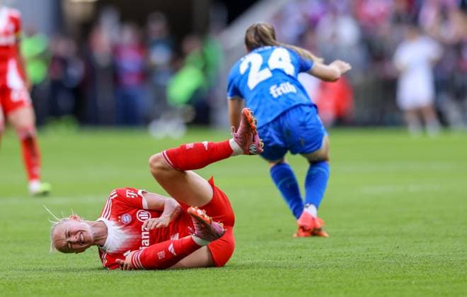 DEU, München, FC Bayern München vs Bayer Leverkusen, Google Pixel Frauen Bundesliga DFB, Saison 2526, Allianz Arena, 1 Spieltag, im Bild f l n r Lilla Turanyi Bayer Leverkusen 24 , Lea Schüller Bayern München 11 harter Zweikampf, Schmerz DFB DFL REGULATIONS PROHIBIT ANY USE OF PHOTOGRAPHS AS IMAGE SEQUENCES AND OR QUASI VIDEO, 06 09 2025, Copyright: HMBxMedia HendrikxHamelau
