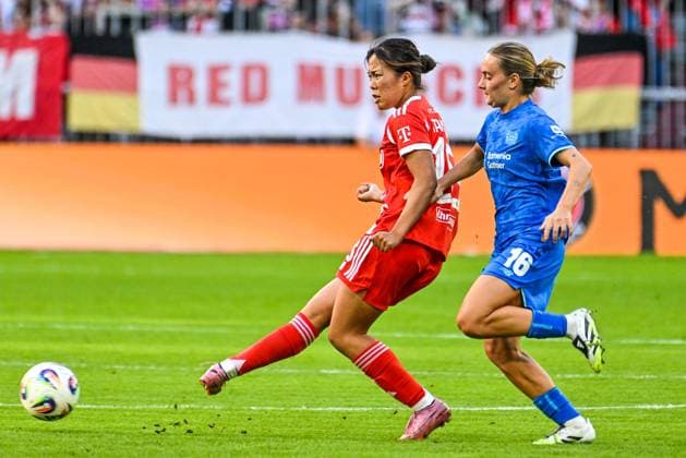 GER, 1 BL Women, FC Bayern München vs Bayer 04 Leverkusen 06 09 2025, Allianz Arena, Munich, GER, 1 BL Women, FC Bayern München vs Bayer 04 Leverkusen, in the picture Momoko Tanikawa Bayern Muenchen, 18 , Sofie Zdebel Bayer Leverkusen, 16 nordphotoxGmbHx xHafner nph00200