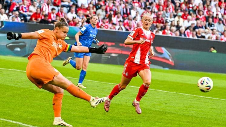 GER, 1 BL Women, FC Bayern München vs Bayer 04 Leverkusen 06 09 2025, Allianz Arena, Munich, GER, 1 BL Women, FC Bayern München vs Bayer 04 Leverkusen, pictured Friederike Repohl Bayer Leverkusen, 27 , Lea Schüller Schueller Bayern Muenchen, 11 nordphotoxGmbHx xHafner nph00200