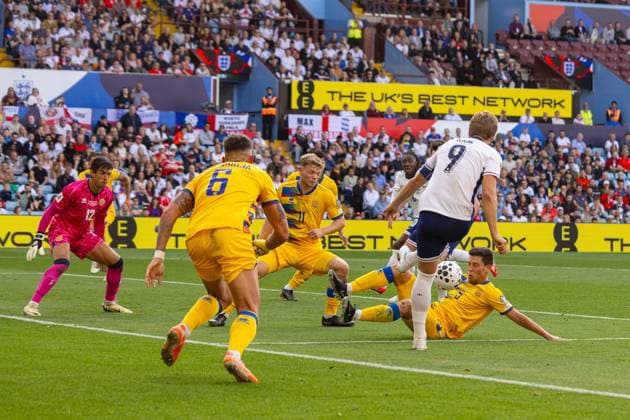 Football - FIFA World Cup, WM, Weltmeisterschaft, Fussball 2026 Qualifying - Group K - England v Andorra BIRMINGHAM, ENGLAND - Friday, September 5, 2025: England s captain Harry Kane s shot is blocked by Andorra s Max Llovera during the FIFA World Cup 2026 Qualifying Group K match between England and Andorra at Villa Park. (Photo by David Rawcliffe Propaganda) BIRMINGHAM Villa Park WEST MIDLANDS ENGLAND  Copyright: xDavidxRawcliffex P2025-09-06-England_Andorra-66