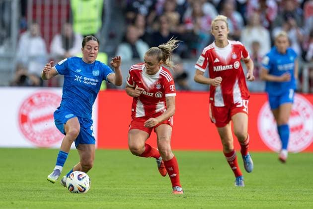 Fight for the ball duel between Ruby Grant Bayer 04 Leverkusen, 22 and Georgia Stanway FC Bayern Muenchen Frauen, 31 FC Bayern Muenchen Frauen vs Bayer 04 Leverkusen, Soccer, Google Pixel Women Bundesliga, 1 Matchday, Season 2025 2026, 06 09 2025 DFL DFB REGULATIONS PROHIBIT ANY USE OF PHOTOGRAPHS as IMAGE SEQUENCES and or QUASI VIDEO FC Bayern Muenchen Frauen vs Bayer 04 Leverkusen, Football, Google Pixel Frauen Bundesliga, 1 Spieltag, Saison 2025 2026, 06 09 2025 Muenchen Copyright: xEibner-Pressefoto HeikexFeinerx EP_HFR