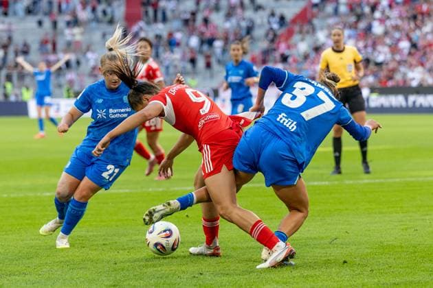 Fight for the ball duel between Carlotta Wamser Bayer 04 Leverkusen, 37 and Vanessa Fudalla Bayer 04 Leverkusen, 21 with Jovana Damnjanovic FC Bayern Muenchen Frauen, 09 FC Bayern Muenchen Frauen vs Bayer 04 Leverkusen, Soccer, Google Pixel Frauen Bundesliga, 1 Matchday, Season 2025 2026, 06 09 2025 DFL DFB REGULATIONS PROHIBIT ANY USE OF PHOTOGRAPHS as IMAGE SEQUENCES and or QUASI VIDEO FC Bayern Muenchen Frauen vs Bayer 04 Leverkusen, Football, Google Pixel Frauen Bundesliga, 1 Matchday, Season 2025 2026, 06 09 2025 Muenchen Copyright: xEibner-Pressefoto HeikexFeinerx EP_HFR