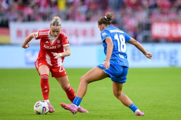 Fußball, Google Pixel Frauen Bundesliga, 20250906, FC Bayern München - Bayer 04 Leverkusen. Im Bild v.l. Franziska KETT (Bayern, 20), Julia MICKENHAGEN (Leverkusen, 18). München Allianz Arena Bayern Deutschland Copyright: Passion2Press MarkusxFischerx
