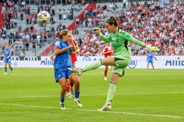 Ena Mahmutovic Bayern Munich, 32 , Sofie Lena Zdebel Bayer Leverkusen, 16 Soccer Womens Bundesliga, 1 Matchday, FC Bayern Munich vs Bayer 04 Leverkusen on 06 09 2025 in Munich Allianz Arena , Germany Munich Allianz Arena Germany Copyright: xFranzxReindelx
