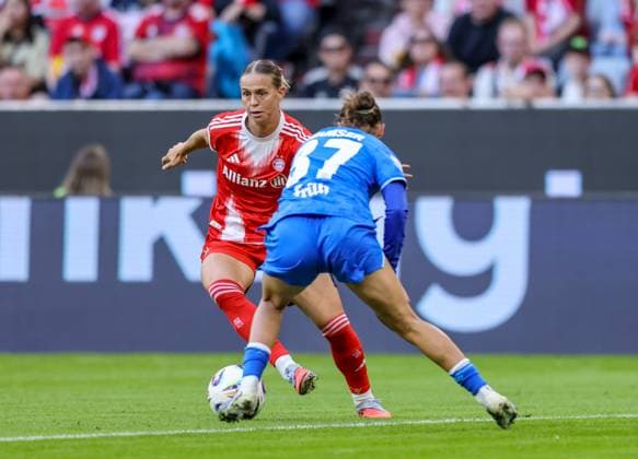 DEU, München, FC Bayern München vs Bayer Leverkusen, Google Pixel Frauen Bundesliga DFB, Saison 2526, Allianz Arena, 1 Spieltag, im Bild f l n r Klara Bühl Bayern München 17 , Carlotta Wamser Bayer Leverkusen 37 DFB DFL REGULATIONS PROHIBIT ANY USE OF PHOTOGRAPHS AS IMAGE SEQUENCES AND OR QUASI VIDEO, 06 09 2025, Copyright: HMBxMedia HendrikxHamelau