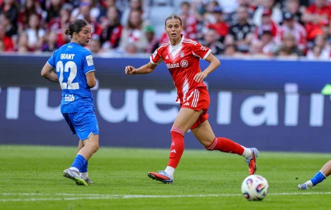 DEU, München, FC Bayern München vs Bayer Leverkusen, Google Pixel Frauen Bundesliga DFB, Saison 2526, Allianz Arena, 1 Spieltag, im Bild f l n r Klara Bühl Bayern München 17 , Ruby Grant Bayer Leverkusen 22 DFB DFL REGULATIONS PROHIBIT ANY USE OF PHOTOGRAPHS AS IMAGE SEQUENCES AND OR QUASI VIDEO, 06 09 2025, Copyright: HMBxMedia HendrikxHamelau