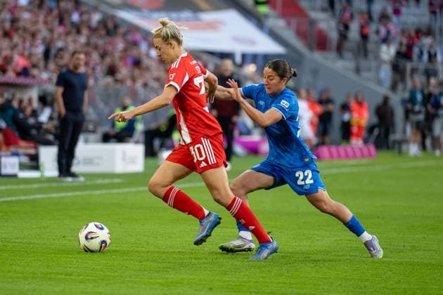 Fight for the ball duel between Carolin Simon FC Bayern Muenchen Frauen, 30 and Ruby Grant Bayer 04 Leverkusen, 22 FC Bayern Muenchen Frauen vs Bayer 04 Leverkusen, Football, Google Pixel Womens Bundesliga, 1 Matchday, Season 2025 2026, 06 09 2025 DFL DFB REGULATIONS PROHIBIT ANY USE OF PHOTOGRAPHS as IMAGE SEQUENCES and or QUASI VIDEO FC Bayern Muenchen Frauen vs Bayer 04 Leverkusen, Football, Google Pixel Frauen Bundesliga, 1 Spieltag, Saison 2025 2026, 06 09 2025 Muenchen Copyright: xEibner-Pressefoto HeikexFeinerx EP_HFR