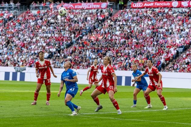 Momoko Tanikawa FC Bayern Muenchen Frauen, 18 , Vanessa Fudalla Bayer 04 Leverkusen, 21 , Magdalena Eriksson FC Bayern Muenchen Frauen, 05 and Tuva Hansen FC Bayern Muenchen Frauen, 06 with a view of the ball FC Bayern Muenchen Frauen vs Bayer 04 Leverkusen, Football, Google Pixel Frauen Bundesliga, 1 Matchday, Season 2025 2026, 06 09 2025 DFL DFB REGULATIONS PROHIBIT ANY USE OF PHOTOGRAPHS as IMAGE SEQUENCES and or QUASI VIDEO FC Bayern Muenchen Frauen vs Bayer 04 Leverkusen, Football, Google Pixel Frauen Bundesliga, 1 Matchday, Season 2025 2026, 06 09 2025 Muenchen Copyright: xEibner-Pressefoto HeikexFeinerx EP_HFR