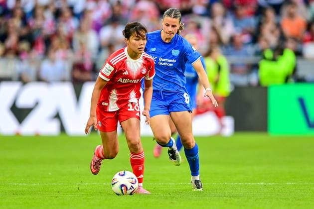 v li Momoko Tanikawa FC Bayern Munich, FCB, 18 Katharina Piljic Bayer Leverkusen, 6 in duel, duel, tackle, dynamics, action, action, 06 09 2025, Munich Germany , Football, Google Pixel Women Bundesliga, FC Bayern Munich Bayer Leverkusen, DFB DFL REGULATIONS PROHIBIT ANY USE OF PHOTOGRAPHS AS IMAGE SEQUENCES AND OR QUASI VIDEO xslx