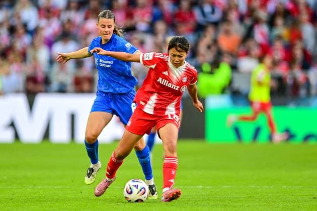 v li Katharina Piljic Bayer Leverkusen, 6 Momoko Tanikawa FC Bayern Munich, FCB, 18 in duel, duel, tackle, dynamics, action, action, 06 09 2025, Munich Germany , Football, Google Pixel Women Bundesliga, FC Bayern Munich Bayer Leverkusen, DFB DFL REGULATIONS PROHIBIT ANY USE OF PHOTOGRAPHS AS IMAGE SEQUENCES AND OR QUASI VIDEO xslx