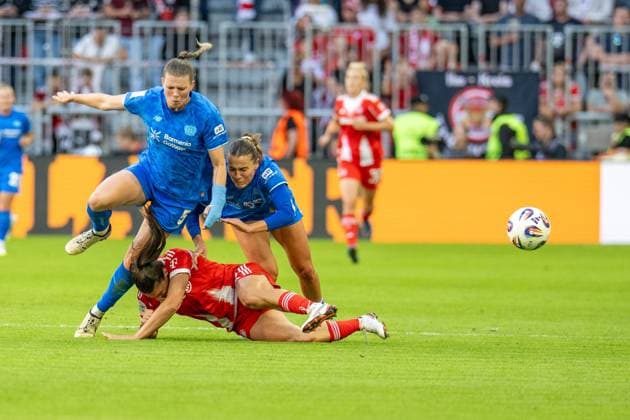 Jovana Damnjanovic 9 FC Bayern Muenchen Frauen im Zweikampf, stuerzt, FC Bayern Frauen Muenchen Bayer 04 Leverkusen, Google Pixel Frauenbundesliga, 1 Spieltag, 06 09 25 DFB regulations prohibit any use of photographs as image sequences and or quasi video kolbert press Muenchen Bayern Germany Copyright: xkolbert-press UlrichxGamelx