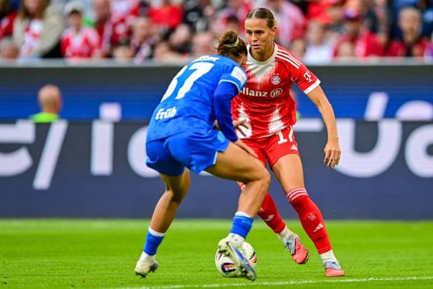 v li Carlotta Wamser Bayer Leverkusen, 37 Klara Bühl FC Bayern Munich, FCB, 17 in duel, duel, tackle, dynamic, action, action, 06 09 2025, Munich Germany , Football, Google Pixel Women Bundesliga, FC Bayern Munich Bayer Leverkusen, DFB DFL REGULATIONS PROHIBIT ANY USE OF PHOTOGRAPHS AS IMAGE SEQUENCES AND OR QUASI VIDEO xslx