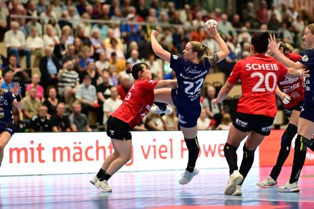 Handball I Women I Season 2025 2026 I 1 HBF I 2 Matchday I Buxtehuder SV Thüringer SV I 06 09 2025 Natsuki Aizawa 23, Thüringer HC Levke Kretschmann 22, Buxtehuder Sportverein Buxtehude Halle Nord Lower Saxony Germany Copyright: xLobeca FelixxSchlikisx