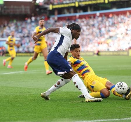 England v Andorra 2026 FIFA World Cup, WM, Weltmeisterschaft, Fussball Qualifiers Noni Madueke of England Men crosses the ball during the 2026 FIFA World Cup Qualifiers Group K match at Villa Park, Birmingham UK Newspapers OUT Copyright: xAndyxSumnerx FIL-22186-0046
