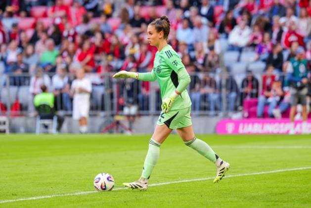 Ena Mahmutovic 32, FC Bayern Munich at the match between FC Bayern Munich v Bayer 04 Leverkusen, Football, Women, Google Pixel Women Bundesliga, 2025 2026, 1 Matchday on 06 09 2025 in Munich, Allianz Arena DFL and DFB regulations prohibit any use of photographs as image sequences and or quasi video Bayern Germany