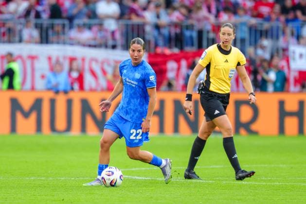 Ruby Grant 22, Bayer 04 Leverkusen in the background, Franziska Wildfeuer referee at the match between FC Bayern Munich v Bayer 04 Leverkusen, Football, Women, Google Pixel Womens Bundesliga, 2025 2026, 1 Matchday on 06 09 2025 in Munich, Allianz Arena DFL and DFB regulations prohibit any use of photographs as image sequences and or quasi video Bayern Germany