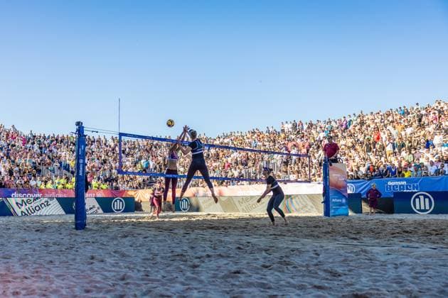 Beach volleyball I German Championships 2025 I Timmendorfer Strand I Day 3 I 06 09 2025 Full stadium at the semi-final between Svenja Müller ETV Hamburg , Cinja Tillmann Eintracht Spontent and Nele Barber Füchse Berlin Reinickendorf e V , Melanie Gernert Füchse Berlin Reinickendorf e V Timmendorfer Strand Schleswig Holstein Germany Copyright: xLobeca JasperxLorenzx