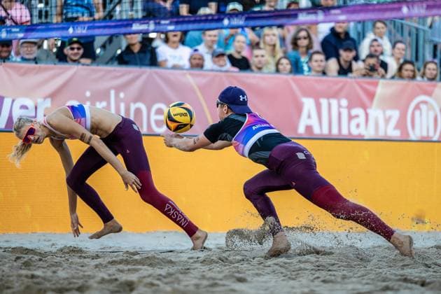 Beach volleyball I German Championships 2025 I Timmendorfer Strand I Day 3 I 06 09 2025 Nele Barber Füchse Berlin Reinickendorf e V watches Melanie Gernert Füchse Berlin Reinickendorf e V dive for the ball Timmendorfer Strand Schleswig Holstein Germany Copyright: xLobeca JasperxLorenzx