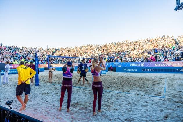 Beach volleyball I German Championships 2025 I Timmendorfer Strand I Day 3 I 06 09 2025 Melanie Gernert Füchse Berlin Reinickendorf e V and Nele Barber Füchse Berlin Reinickendorf e V thank the spectators for their support after losing in the semi-finals Timmendorfer Strand Schleswig Holstein Germany Copyright: xLobeca JasperxLorenzx
