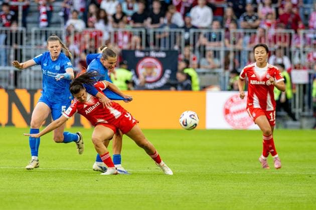 Jovana Damnjanovic 9 FC Bayern Muenchen Frauen im Zweikampf, FC Bayern Frauen Muenchen Bayer 04 Leverkusen, Google Pixel Frauenbundesliga, 1 Spieltag, 06 09 25 DFB regulations prohibit any use of photographs as image sequences and or quasi video kolbert press Muenchen Bayern Germany Copyright: xkolbert-press UlrichxGamelx