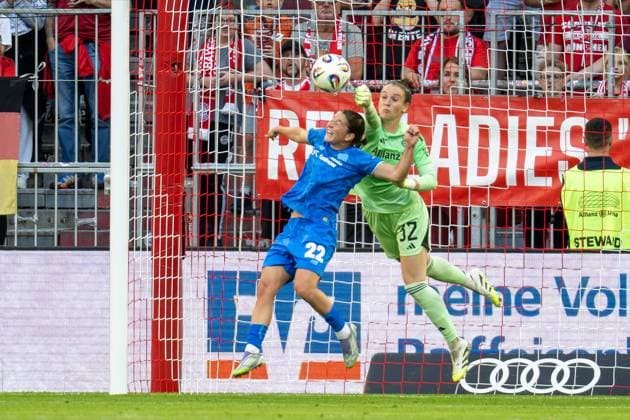 Ena Mahmutovic 32 FC Bayern Muenchen Frauen boxt den Ball, Ruby Grant 22 Bayer 04 Leverkusen , FC Bayern Frauen Muenchen Bayer 04 Leverkusen, Google Pixel Frauenbundesliga, 1 Spieltag, 06 09 25 DFB regulations prohibit any use of photographs as image sequences and or quasi video kolbert press Muenchen Bayern Germany Copyright: xkolbert-press UlrichxGamelx