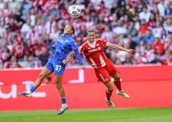 DEU, München, FC Bayern München vs Bayer Leverkusen, Google Pixel Frauen Bundesliga DFB, Saison 2526, Allianz Arena, 1 Spieltag, im Bild f l n r Carlotta Wamser Bayer Leverkusen 37 , Vanessa Gilles Bayern München 2 DFB DFL REGULATIONS PROHIBIT ANY USE OF PHOTOGRAPHS AS IMAGE SEQUENCES AND OR QUASI VIDEO, 06 09 2025, Copyright: HMBxMedia HendrikxHamelau