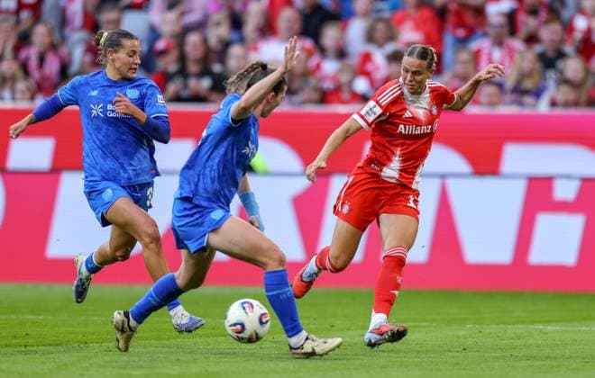 DEU, München, FC Bayern München vs Bayer Leverkusen, Google Pixel Frauen Bundesliga DFB, Saison 2526, Allianz Arena, 1 Spieltag, im Bild f l n r Carlotta Wamser Bayer Leverkusen 37 , Klara Bühl Bayern München 17 DFB DFL REGULATIONS PROHIBIT ANY USE OF PHOTOGRAPHS AS IMAGE SEQUENCES AND OR QUASI VIDEO, 06 09 2025, Copyright: HMBxMedia HendrikxHamelau