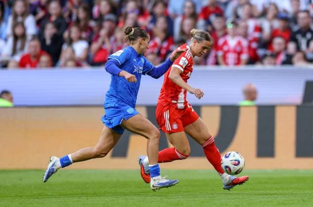 DEU, München, FC Bayern München vs Bayer Leverkusen, Google Pixel Frauen Bundesliga DFB, Saison 2526, Allianz Arena, 1 Spieltag, im Bild f l n r Carlotta Wamser Bayer Leverkusen 37 , Klara Bühl Bayern München 17 DFB DFL REGULATIONS PROHIBIT ANY USE OF PHOTOGRAPHS AS IMAGE SEQUENCES AND OR QUASI VIDEO, 06 09 2025, Copyright: HMBxMedia HendrikxHamelau