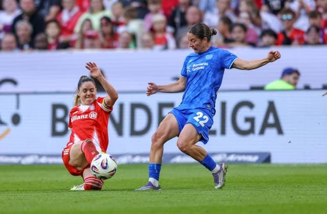 DEU, München, FC Bayern München vs Bayer Leverkusen, Google Pixel Frauen Bundesliga DFB, Saison 2526, Allianz Arena, 1 Spieltag, im Bild f l n r Sarah Zadrazil Bayern München 25 , Ruby Grant Bayer Leverkusen 22 DFB DFL REGULATIONS PROHIBIT ANY USE OF PHOTOGRAPHS AS IMAGE SEQUENCES AND OR QUASI VIDEO, 06 09 2025, Copyright: HMBxMedia HendrikxHamelau