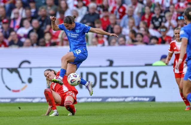 DEU, München, FC Bayern München vs Bayer Leverkusen, Google Pixel Frauen Bundesliga DFB, Saison 2526, Allianz Arena, 1 Spieltag, im Bild f l n r Sarah Zadrazil Bayern München 25 , Ruby Grant Bayer Leverkusen 22 DFB DFL REGULATIONS PROHIBIT ANY USE OF PHOTOGRAPHS AS IMAGE SEQUENCES AND OR QUASI VIDEO, 06 09 2025, Copyright: HMBxMedia HendrikxHamelau