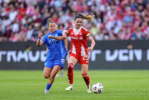 DEU, München, FC Bayern München vs Bayer Leverkusen, Google Pixel Frauen Bundesliga DFB, Saison 2526, Allianz Arena, 1 Spieltag, im Bild f l n r Kristin Kögel Bayer Leverkusen 11 , Sarah Zadrazil Bayern München 25 DFB DFL REGULATIONS PROHIBIT ANY USE OF PHOTOGRAPHS AS IMAGE SEQUENCES AND OR QUASI VIDEO, 06 09 2025, Copyright: HMBxMedia HendrikxHamelau