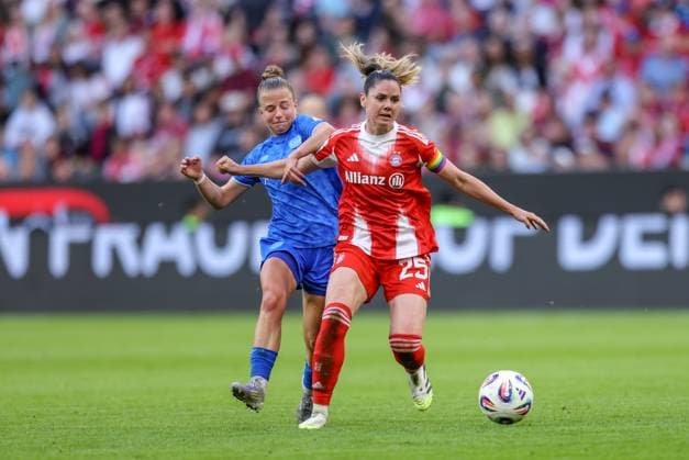 DEU, München, FC Bayern München vs Bayer Leverkusen, Google Pixel Frauen Bundesliga DFB, Saison 2526, Allianz Arena, 1 Spieltag, im Bild f l n r Kristin Kögel Bayer Leverkusen 11 , Sarah Zadrazil Bayern München 25 DFB DFL REGULATIONS PROHIBIT ANY USE OF PHOTOGRAPHS AS IMAGE SEQUENCES AND OR QUASI VIDEO, 06 09 2025, Copyright: HMBxMedia HendrikxHamelau