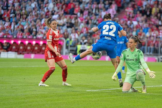 Sarah Zadrazil 25 FC Bayern , Ruby Grant 22 Leverkusen and Ena Mahmutovic 32 Bayern in action at the first matchday of the Google Pixel Womens Bundesliga FC Bayern Munich Bayer 04 Leverkusen on 06 09 2025 Munich Allianz Arena Bayern Germany
