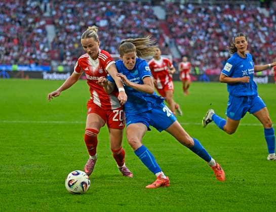 06 09 2025, Google Pixel Womens Soccer Bundesliga 2025 2026, Matchday 1, FC Bayern Munich Bayer 04 Leverkusen, at the Allianz Arena Munich, Franziska Kett FC Bayern Munich vs Lilia Turanyi Bayer 04 Leverkusen