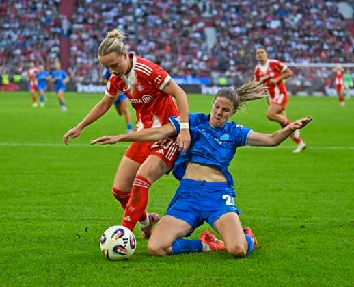 06 09 2025, Google Pixel Womens Soccer Bundesliga 2025 2026, Matchday 1, FC Bayern Munich Bayer 04 Leverkusen, at the Allianz Arena Munich, f l Franziska Kett FC Bayern Munich vs Lilia Turanyi Bayer 04 Leverkusen