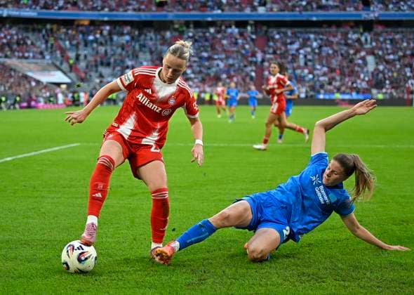 06 09 2025, Google Pixel Womens Soccer Bundesliga 2025 2026, Matchday 1, FC Bayern Munich Bayer 04 Leverkusen, at the Allianz Arena Munich, f l Franziska Kett FC Bayern Munich vs Lilia Turanyi Bayer 04 Leverkusen