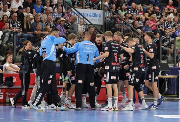 06 09 2025 Handball 1 Bundesliga DAIKIN HBL Season 2025 2026 03 Matchday HC Erlangen Metropolregion Nuremberg HCE Frisch Auf Göppingen DaMa xdaxmax Team Team of HCE HC Erlangen before the start of the match